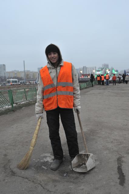 Новая станция метрополитена  ЗЯБЛИКИВО открылась в Москве. На снимке: дворник подметает тротуар. 02 декабря 2011 года.