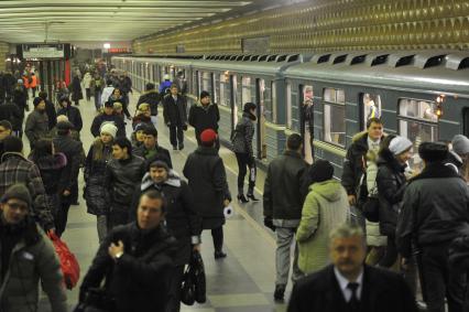 Новая станция метрополитена  ЗЯБЛИКИВО открылась в Москве. На снимке: пассажиры на платформе станции метро ЗЯБЛИКОВО. 02 декабря 2011 года.