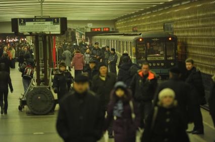 Новая станция метрополитена  ЗЯБЛИКИВО открылась в Москве. На снимке: пассажиры на платформе станции метро ЗЯБЛИКОВО. 02 декабря 2011 года.