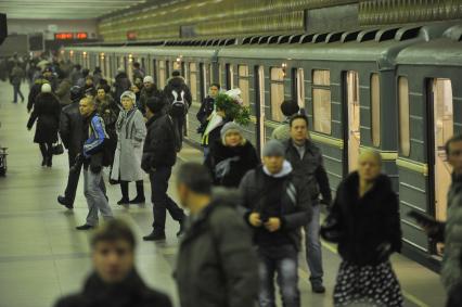 Новая станция метрополитена  ЗЯБЛИКИВО открылась в Москве. На снимке: пассажиры на платформе станции метро ЗЯБЛИКОВО. 02 декабря 2011 года.