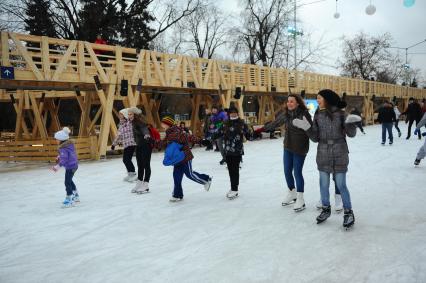 В Центральном парке культуры и отдыха имени Горького открылся зимний каток. На снимке: дети во время катания на коньках.  03 декабря 2011 года.