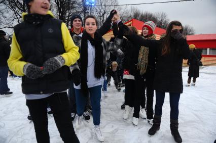 В Центральном парке культуры и отдыха имени Горького открылся зимний каток. На снимке: молодежь во время катания на коньках. 03 декабря 2011 года.