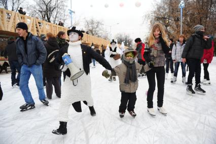 В Центральном парке культуры и отдыха имени Горького открылся зимний каток. На снимке: клоуны на льду.  03 декабря 2011 года.