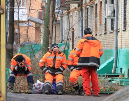 Рабочие сидят на лавке. 5 декабря 2011 года.