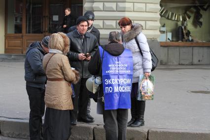 Приезжие едут на экскурсию по Москве. 5 декабря 2011 года.