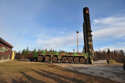 Пусковая установка подвижного грунтового ракетного комплекса \"Тополь\" после запуска ракеты, Плесецк, 03 ноября 2011 года