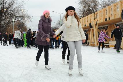 В Центральном парке культуры и отдыха имени Горького открылся зимний каток. На снимке: молодежь во время катания на коньках. 03 декабря 2011 года.