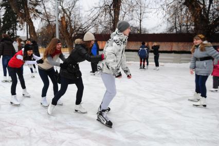 В Центральном парке культуры и отдыха имени Горького открылся зимний каток. На снимке: молодежь во время катания на коньках. 03 декабря 2011 года.