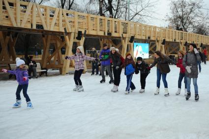 В Центральном парке культуры и отдыха имени Горького открылся зимний каток. На снимке: молодежь во время катания на коньках. 03 декабря 2011 года.