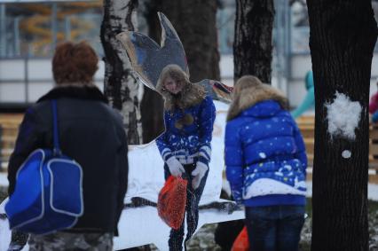 В Центральном парке культуры и отдыха имени Горького, На снимке: девушка смотрит свое отражение в зеркальную фигуру зайца. 03 декабря 2011 года.