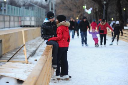 В Центральном парке культуры и отдыха имени Горького открылся зимний каток. На снимке: молодежь во время катания на коньках. 03 декабря 2011 года.