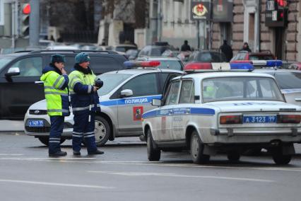 Полицейские стоият посреди дороги у служебных автомобилей,Москва, 26 ноября 2011 года