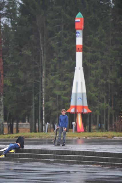 Дети на  на ценральной площади пос. Мирный, Плесецк, 3 ноября 2011 года