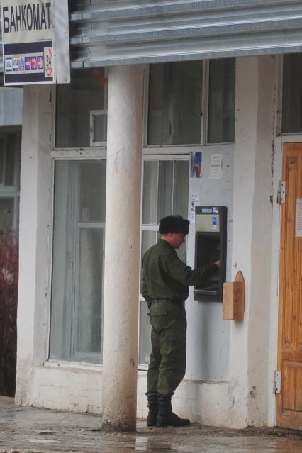 Военнослужащий получает в банкомате деньги, Плесецк, 03 ноября 2011 года