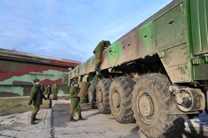 Пусковая установка подвижного грунтового ракетного комплекса \"Тополь\" после запуска ракеты, Плесецк, 03 ноября 2011 года