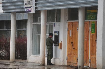 Военнослужащий получает в банкомате деньги, Плесецк, 03 ноября 2011 года