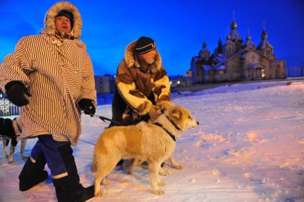 Жители Чукотки и ездовые собаки. Анадырь. 04 декабря 2011 года.