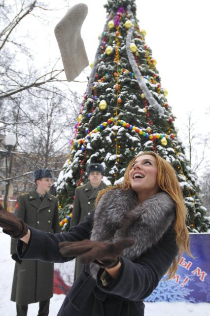 Певица Анна Седокова гадает \"на сторону\" (с валенком).  23 декабря  2008 года.