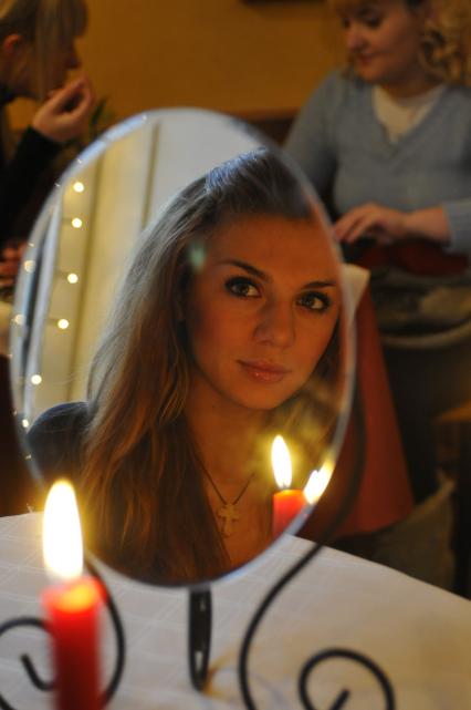 Певица Анна Седокова гадает на \"суженого-ряженого\". 23 декабря  2008 года.