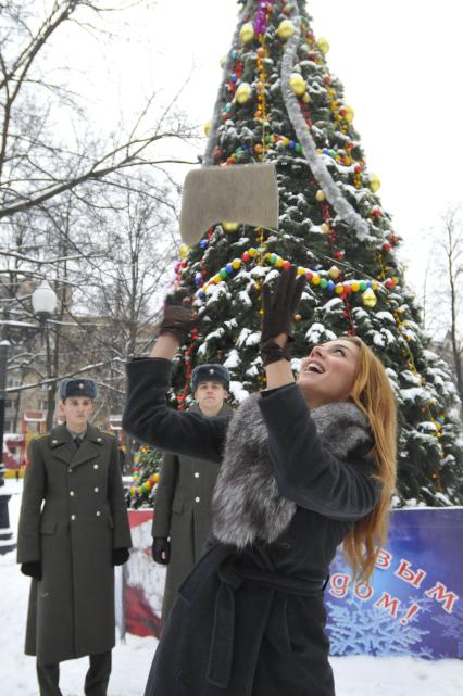 Певица Анна Седокова гадает \"на сторону\" (с валенком).  23 декабря  2008 года.