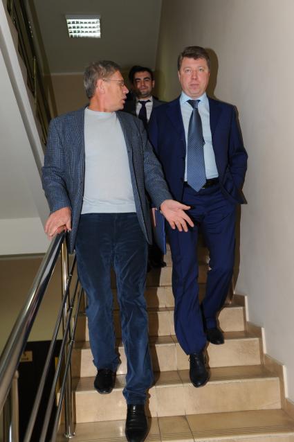 Главный редактор ЗАО ИД КОМСОМОЛЬСКАЯ ПРАВДА Владимир Сунгоркин (слева) и руководитель Департамента СМИ и рекламы Москвы Владимир Черников. В ИД КП. 06 декабря 2011 года.