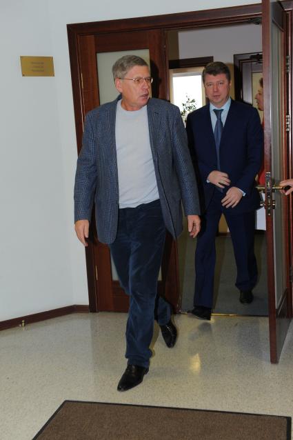 Главный редактор ЗАО ИД КОМСОМОЛЬСКАЯ ПРАВДА Владимир Сунгоркин (слева) и руководитель Департамента СМИ и рекламы Москвы Владимир Черников. В ИД КП. 06 декабря 2011 года.