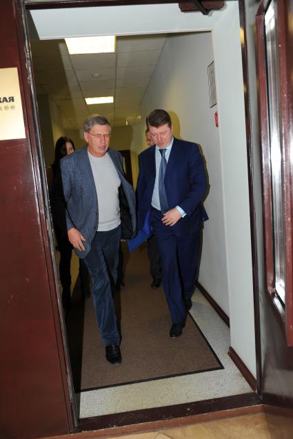 Главный редактор ЗАО ИД КОМСОМОЛЬСКАЯ ПРАВДА Владимир Сунгоркин (слева) и руководитель Департамента СМИ и рекламы Москвы Владимир Черников. В ИД КП. 06 декабря 2011 года.