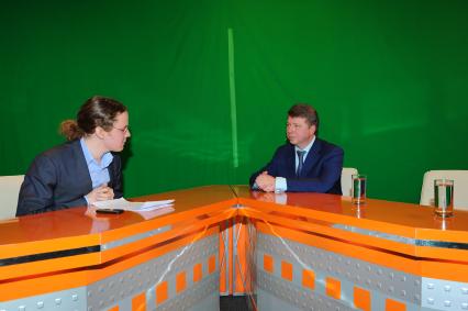 Руководитель Департамента СМИ и рекламы Москвы Владимир Черников и телерадиоведущий Александр Яковлев. В ИД КП. 06 декабря 2011 года.