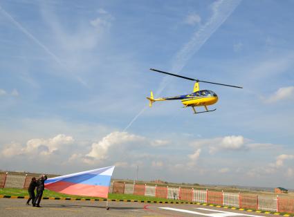 15 октября 2011. Волгоградская область, поселок Ерзовка.
Открытие вертолетного клуба \" Аэросоюз \". При выполнении показательных полетов вертолет Robinson R44 совершил жесткую посадку.