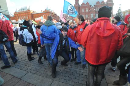 Участники движения НАШИ проводят акцию на Манежной площади в поддержку партии ЕДИНАЯ РОССИЯ. Москва. 06 декабря 2011 года.