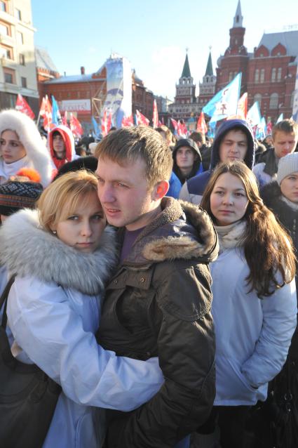 Участники движения НАШИ проводят акцию на Манежной площади в поддержку партии ЕДИНАЯ РОССИЯ. На снимке: влюбленные на митинге. Москва. 06 декабря 2011 года.