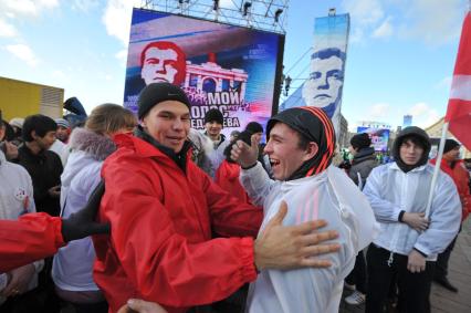 Участники движения НАШИ проводят акцию на Манежной площади в поддержку партии ЕДИНАЯ РОССИЯ. Москва. 06 декабря 2011 года.