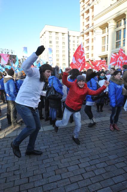 Участники движения НАШИ проводят акцию на Манежной площади в поддержку партии ЕДИНАЯ РОССИЯ. Москва. 06 декабря 2011 года.