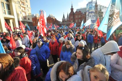 Участники движения НАШИ проводят акцию на Манежной площади в поддержку партии ЕДИНАЯ РОССИЯ. Москва. 06 декабря 2011 года.