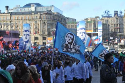 Участники движения НАШИ проводят акцию на Манежной площади в поддержку партии ЕДИНАЯ РОССИЯ. На снимке: баннеры и знамена с изображением президента РФ Медведева. Москва. 06 декабря 2011 года.