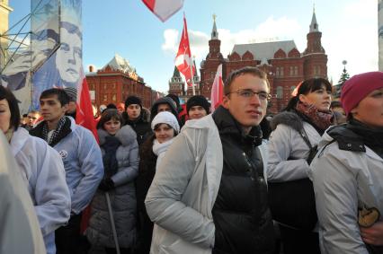 Участники движения НАШИ проводят акцию на Манежной площади в поддержку партии ЕДИНАЯ РОССИЯ. Москва. 06 декабря 2011 года.