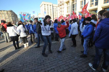 Участники движения НАШИ проводят акцию на Манежной площади в поддержку партии ЕДИНАЯ РОССИЯ. Москва. 06 декабря 2011 года.