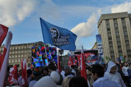 Участники движения НАШИ проводят акцию на Манежной площади в поддержку партии ЕДИНАЯ РОССИЯ. На снимке: молодой человек держит флаг с надписью МОЙ ГОЛОС ЗА МЕДВЕДЕВА. Москва. 06 декабря 2011 года.