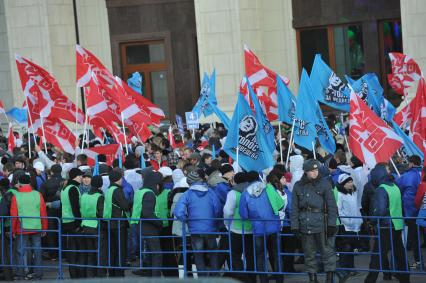 Участники движения НАШИ проводят акцию на Манежной площади в поддержку партии ЕДИНАЯ РОССИЯ. Москва. 06 декабря 2011 года.