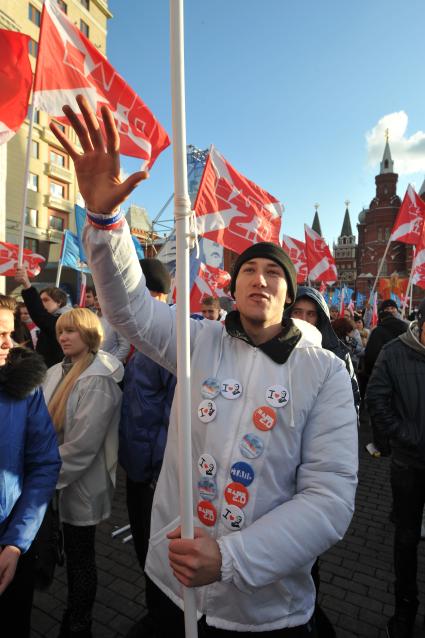 Участники движения НАШИ проводят акцию на Манежной площади в поддержку партии ЕДИНАЯ РОССИЯ. На снимке: молодой человек в куртке со значками с изображением Дмитрия Медведева.  Москва. 06 декабря 2011 года.