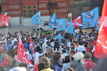 Участники движения НАШИ проводят акцию на Манежной площади в поддержку партии ЕДИНАЯ РОССИЯ. Москва. 06 декабря 2011 года.