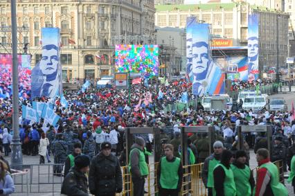 Участники движения НАШИ проводят акцию на Манежной площади в поддержку партии ЕДИНАЯ РОССИЯ. Москва. 06 декабря 2011 года.