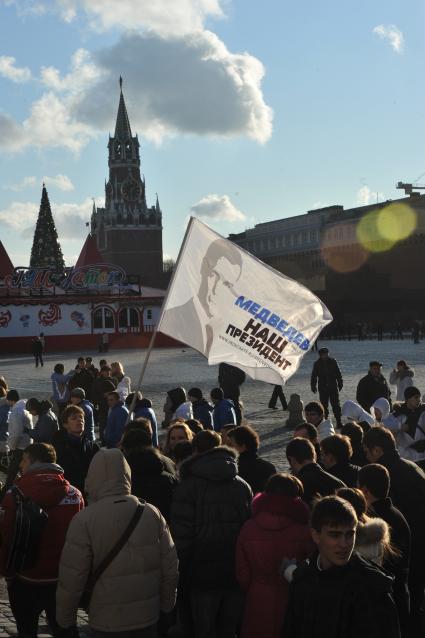 Участники движения НАШИ проводят акцию на Манежной площади в поддержку партии ЕДИНАЯ РОССИЯ. На снимке: флаг с надписью МЕДВЕДЕВ НАШ ПРЕЗИДЕНТ. Москва. 06 декабря 2011 года.