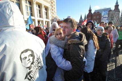 Участники движения НАШИ проводят акцию на Манежной площади в поддержку партии ЕДИНАЯ РОССИЯ. На снимке: на молодом человеке куртка с надписью МОЙ ГОЛОС ЗА МЕДВЕДЕВА.  Москва. 06 декабря 2011 года.