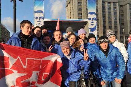 Участники движения НАШИ проводят акцию на Манежной площади в поддержку партии ЕДИНАЯ РОССИЯ. Москва. 06 декабря 2011 года.