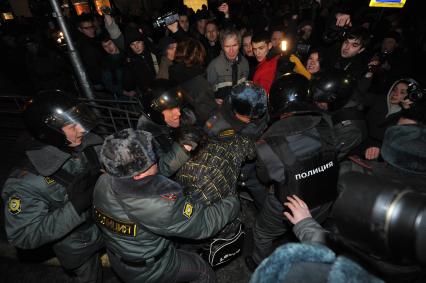 Во время задержания одного из участников оппозиции на Триумфальной площади, где проходит митинг протеста. Москва. 06 декабря 2011 года.