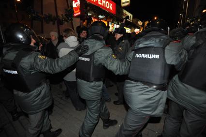 Митинг на Триумфальной площади. На снимке: сотрудники полиции во время митинга оппозиции. Москва.  06 декабря 2011 года.