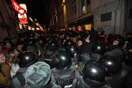 На Триумфальной площади, где проходит митинг оппозиции. На снимке: сотрудники милиции в толпе митингующих. Москва. 06 декабря 2011 года.