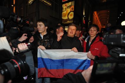 Председатель партии ЯБЛОКО Сергей Митрохин (в центре) во время   митинга оппозиции на Триумфальной площади. Москва. 06 декабря 2011 года.