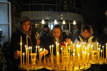 Прощание с патриархом Московским и всея Руси Алексием II  в Богоявленском кафедральном соборе. На снимке прихожане у места захоронения патриарха. 12 декабря  2008 года.